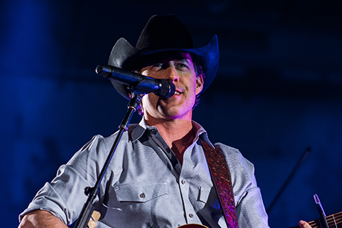 Aaron Watson singing on stage